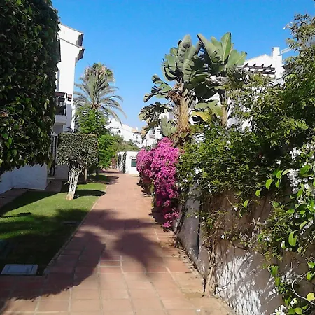 Stunning In W/ 1 Bedrooms, Outdoor Swimming Pool And Wifi Guest house